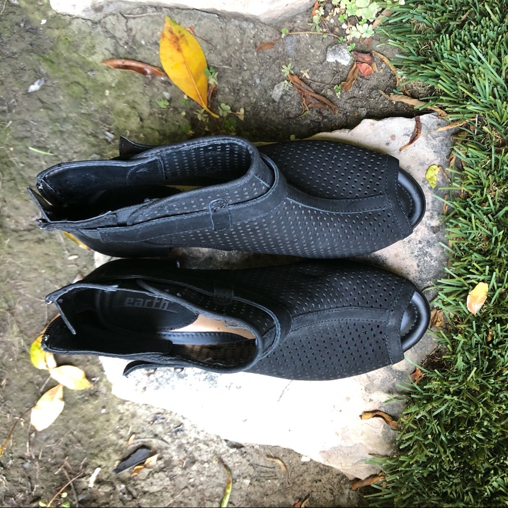 New-In-Box Earth Leather Sandals - Picture 3 of 7